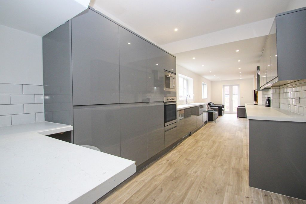 Property photo 2 of 15 Picture No. 28