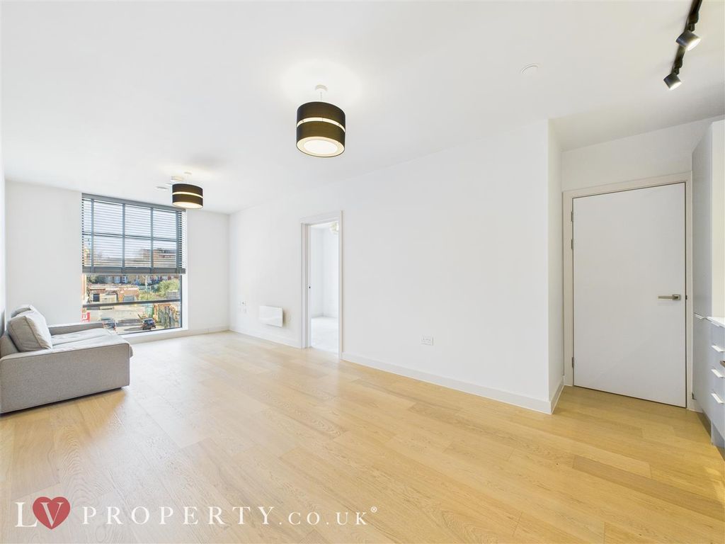 Property photo 1 of 12 Cam05016G0-Pr0044-St