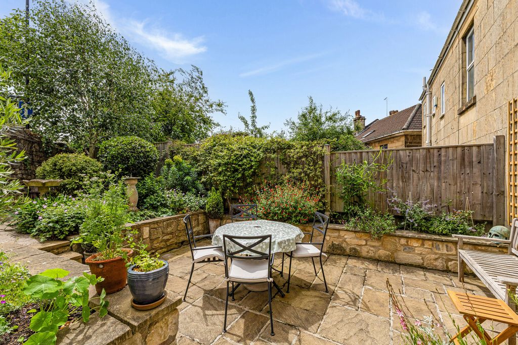 Property photo 2 of 17 Garden