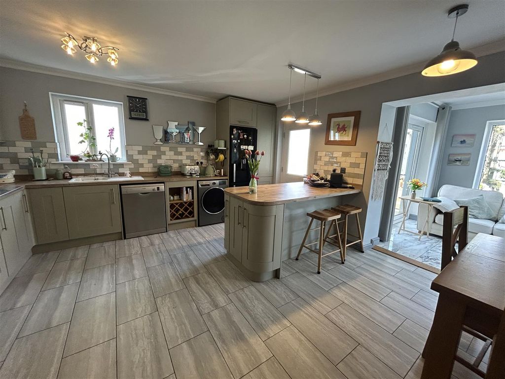 Property photo 3 of 41 Kitchen