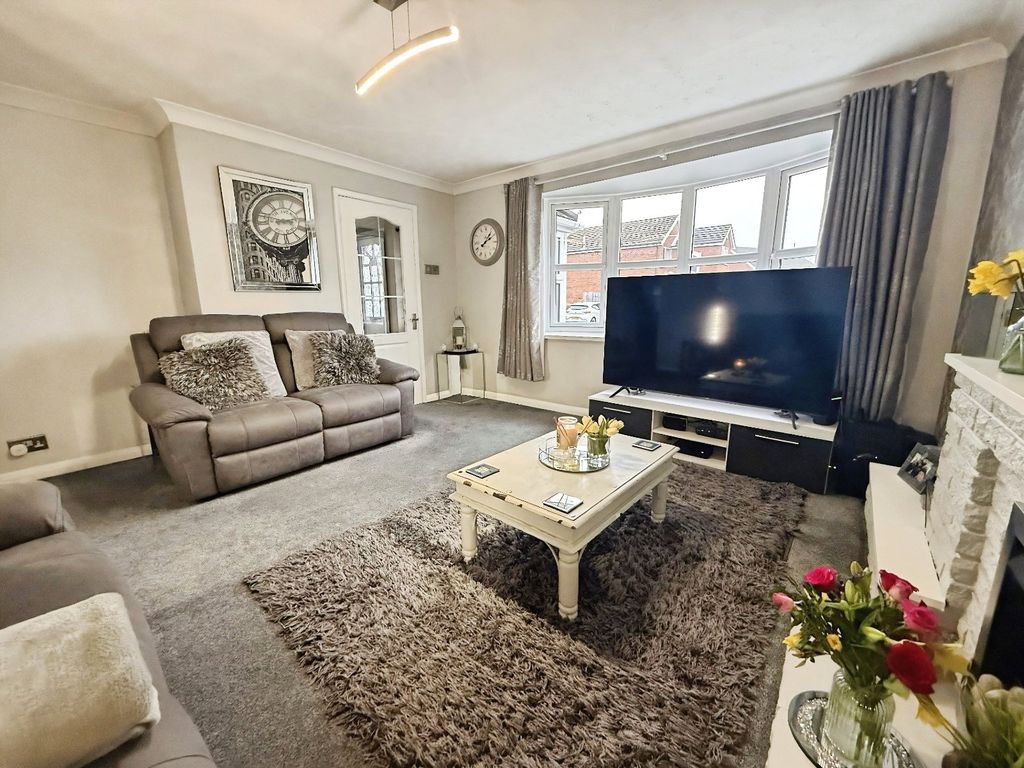 Property photo 3 of 18 Living Room