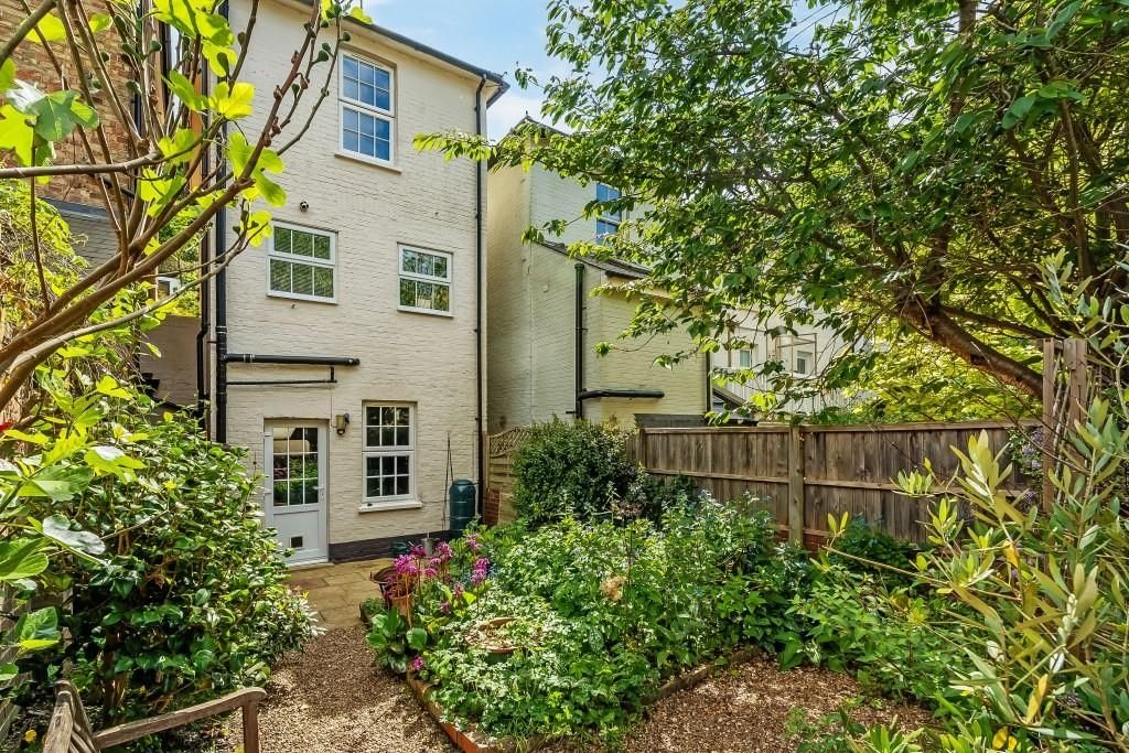 Property photo 2 of 19 12-Harrow-Road-East-16.Jpg