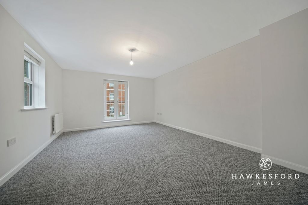 Property photo 2 of 13 Easton Drive, Sittingbourne - Lounge