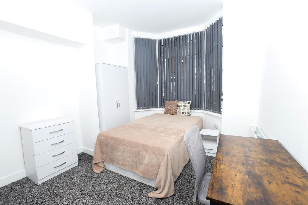 Property photo 1 of 24 76 Wellesley #2.Jpg