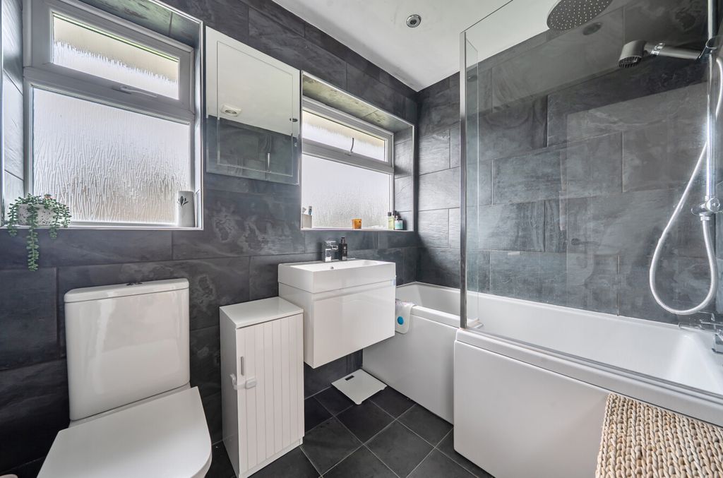 Property photo 3 of 12 140518316981F06Ed8880