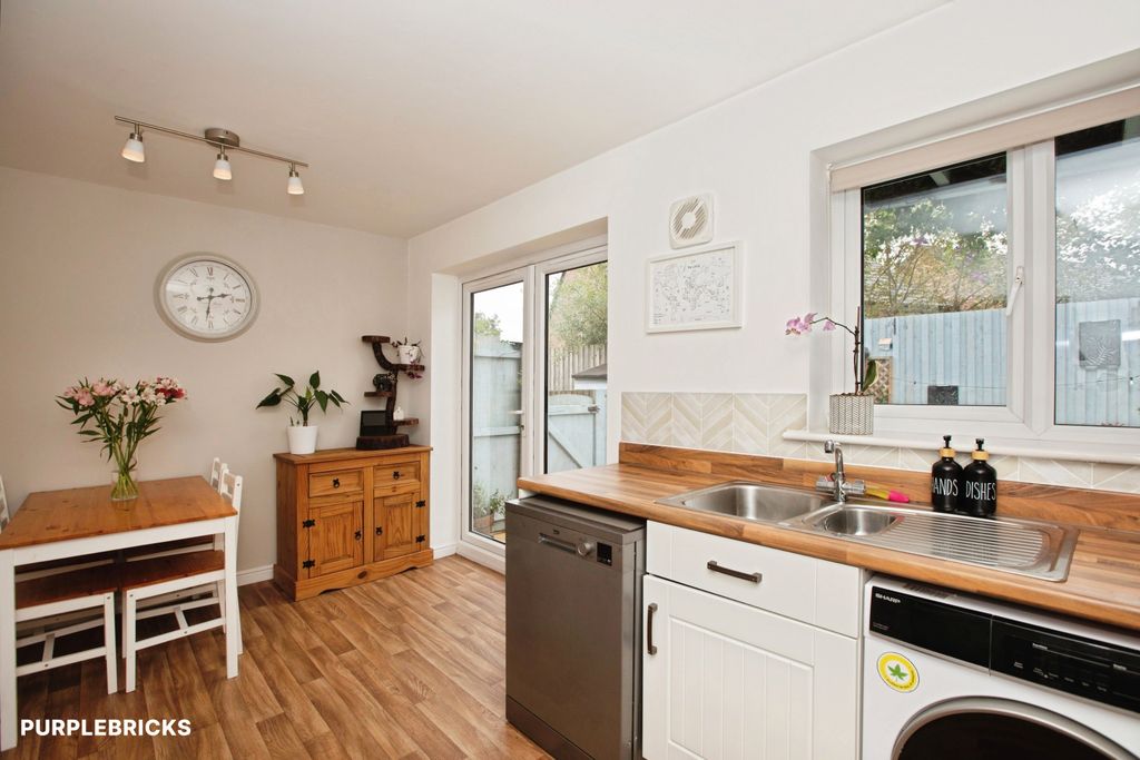 Property photo 3 of 17 Kitchen