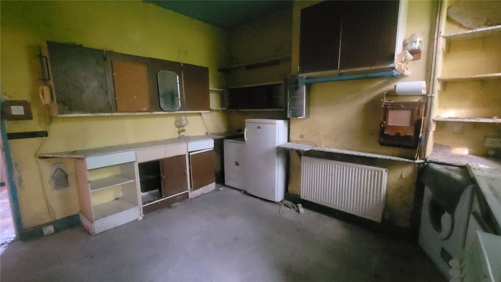 Property photo 3 of 7 Kitchen