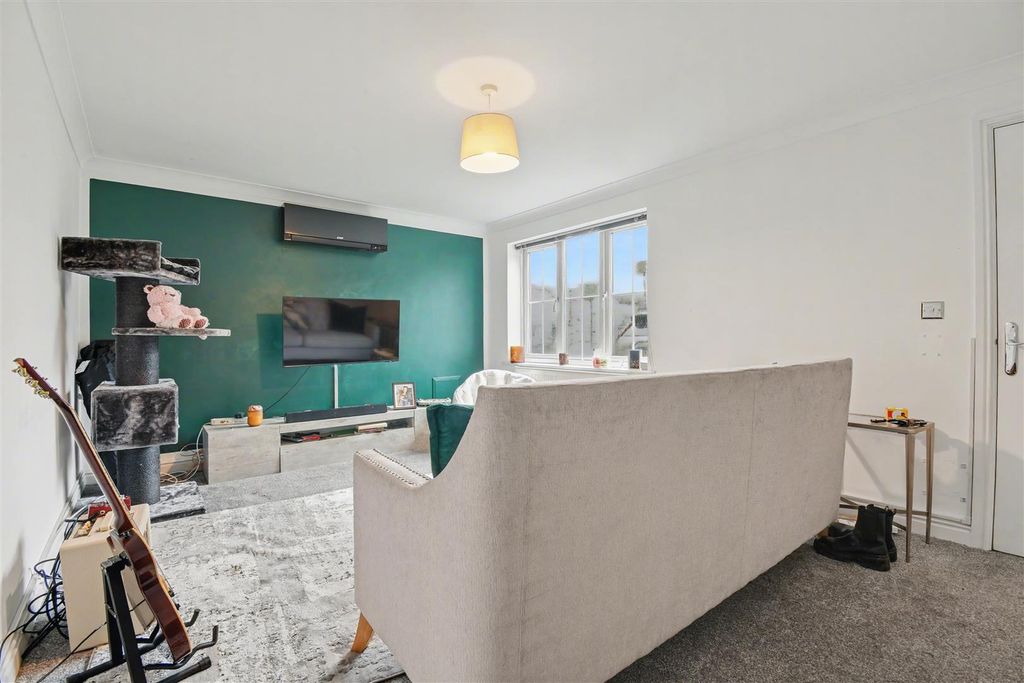 Property photo 3 of 21 Lounge