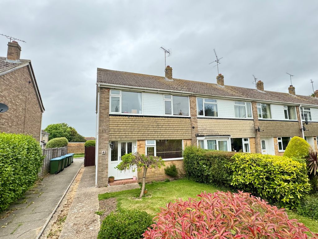 Property photo 1 of 9 4 Maple Walk Front