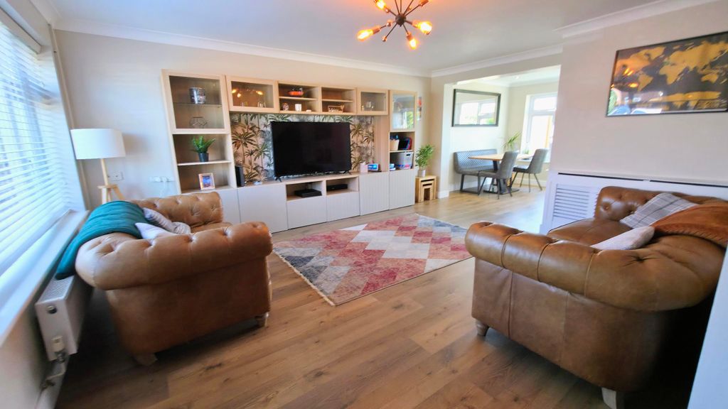 Property photo 3 of 30 Lounge