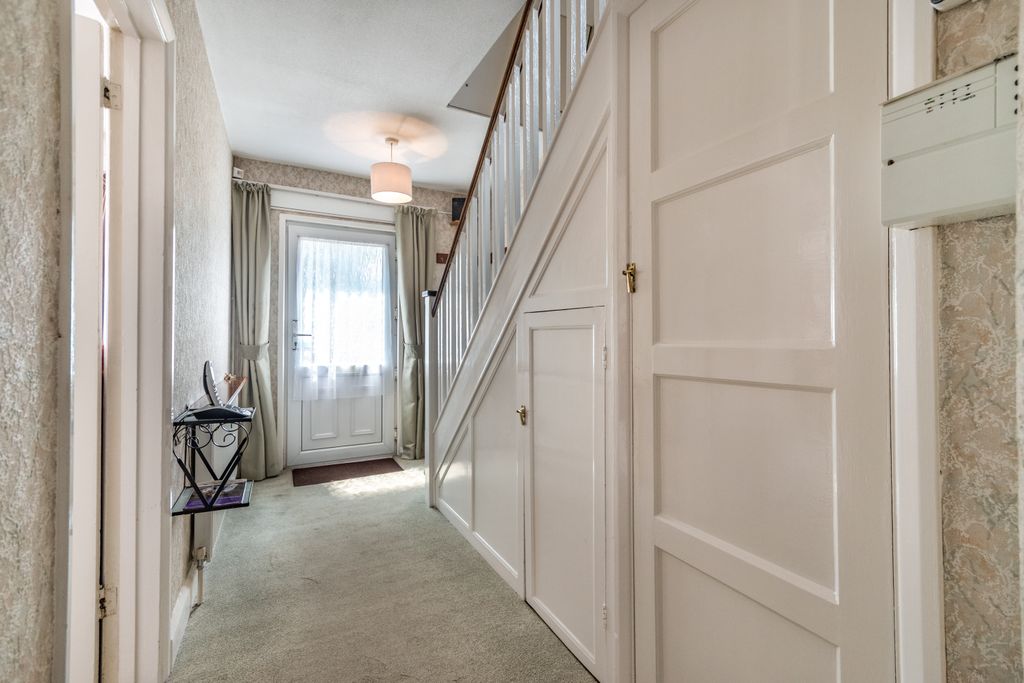 Property photo 3 of 23 Entrance Hallway