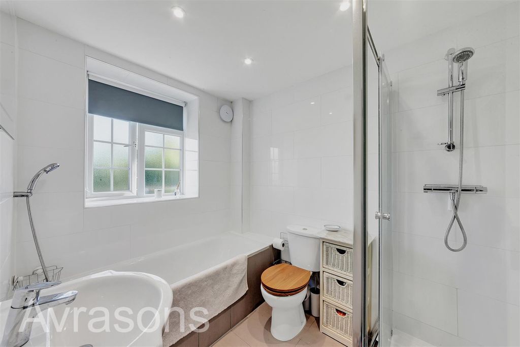 Property photo 3 of 10 Bathroom
