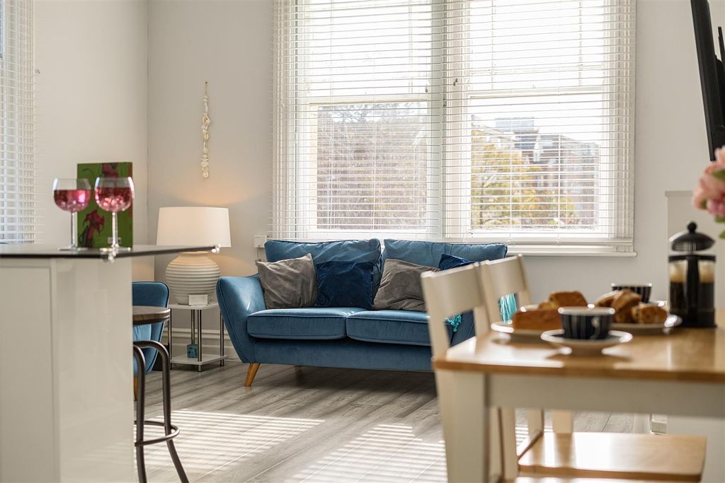 Property photo 2 of 21 1370028-15-68F0E4B0dc476.Jpg