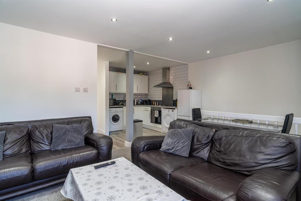 Property photo 3 of 10 004-14 Bray Close.Jpg