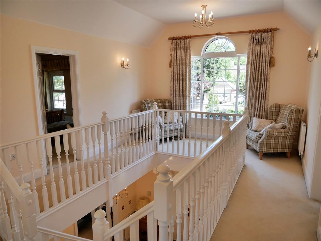 Property photo 2 of 31 Four Sided Gallery Landing