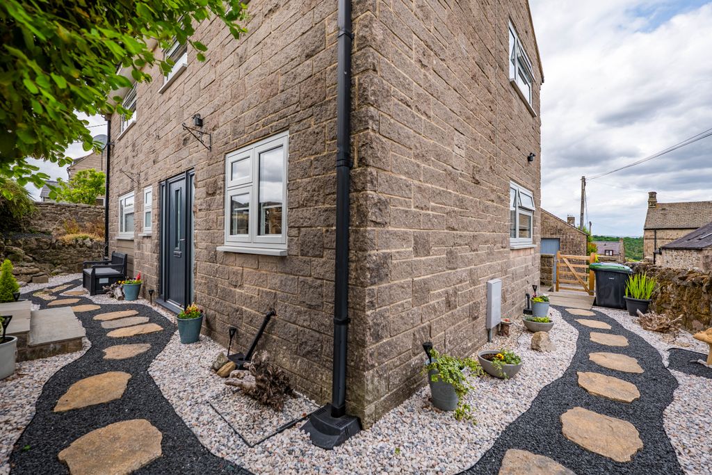 Property photo 2 of 34