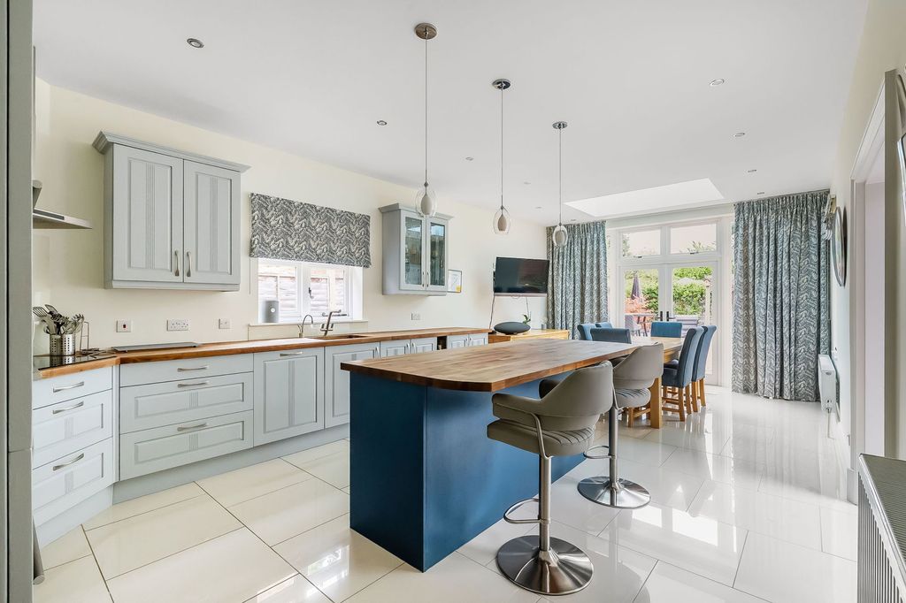 Property photo 2 of 25