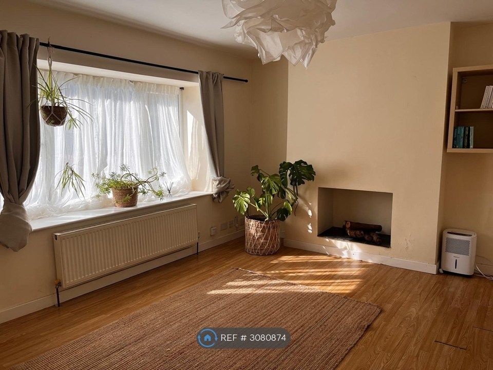 Property photo 1 of 6 Living Room