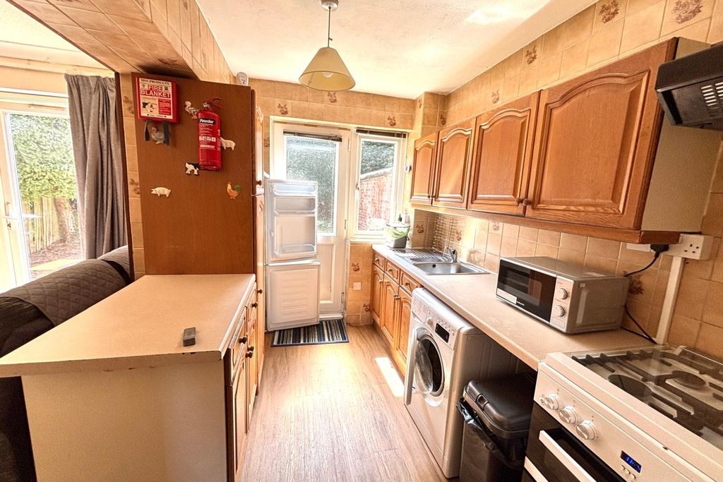 Property photo 3 of 10 Kitchen