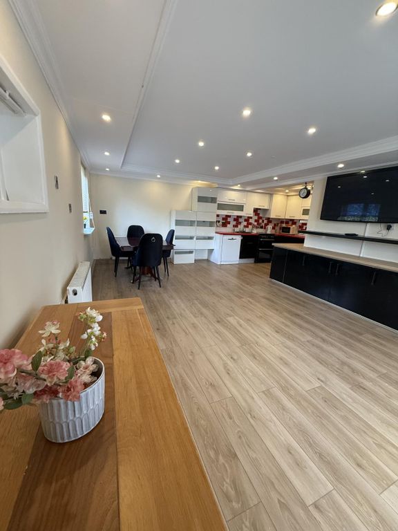 Property photo 1 of 15 3 Bedroom House For Rent In N11