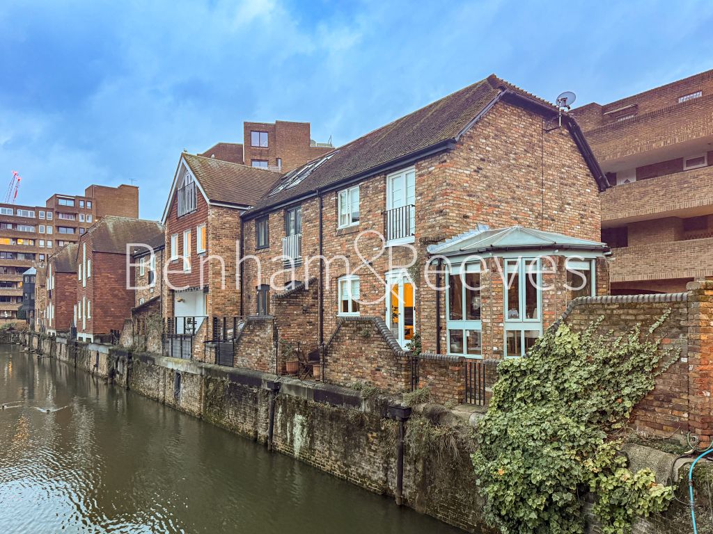 Property photo 1 of 12 St Katherine Docks