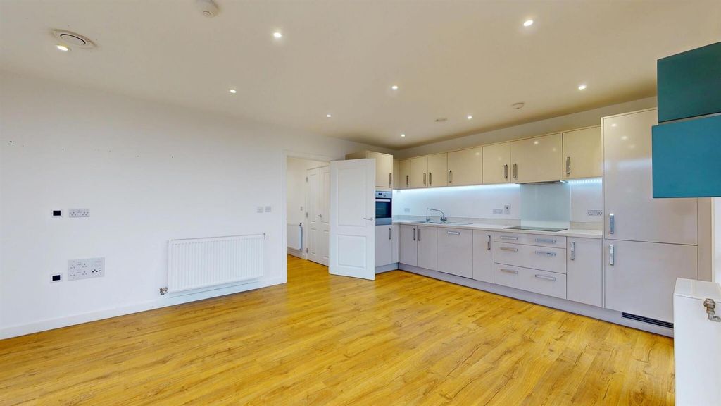 Property photo 3 of 12 Dining Room & Fitted Kitchen For Rent - E6 - Newha