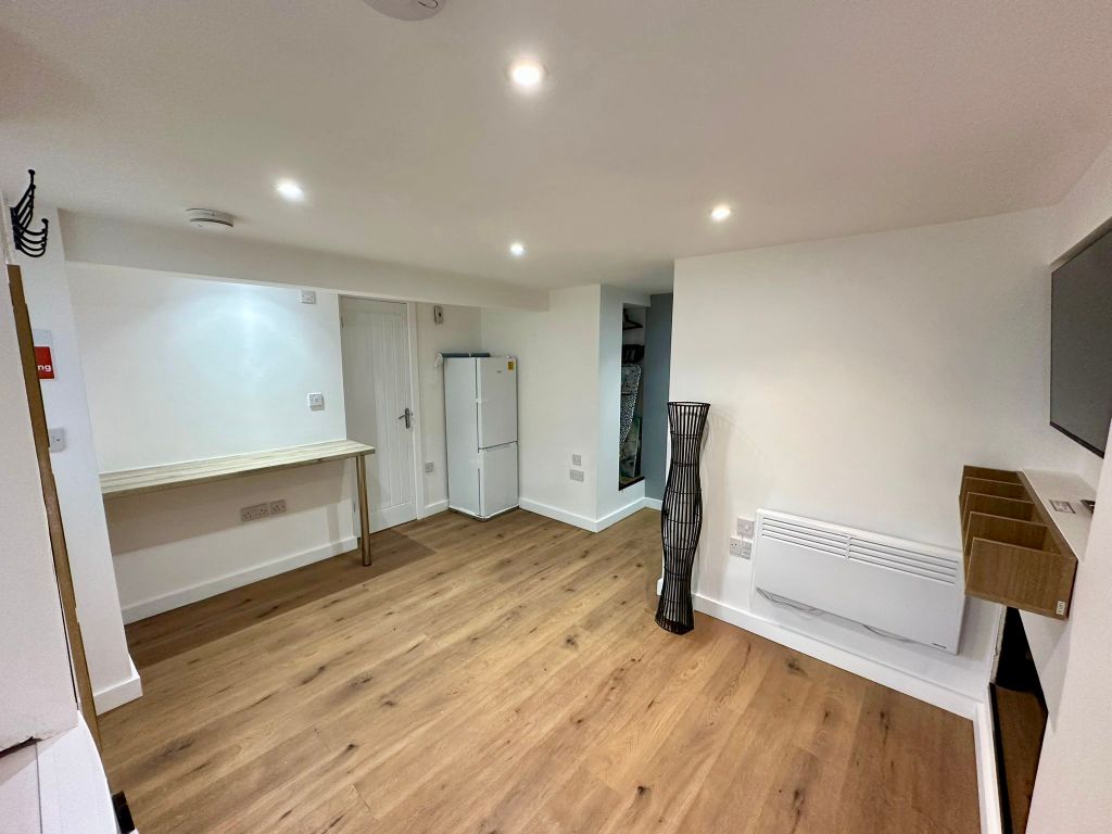 Property photo 2 of 6 Bedroom