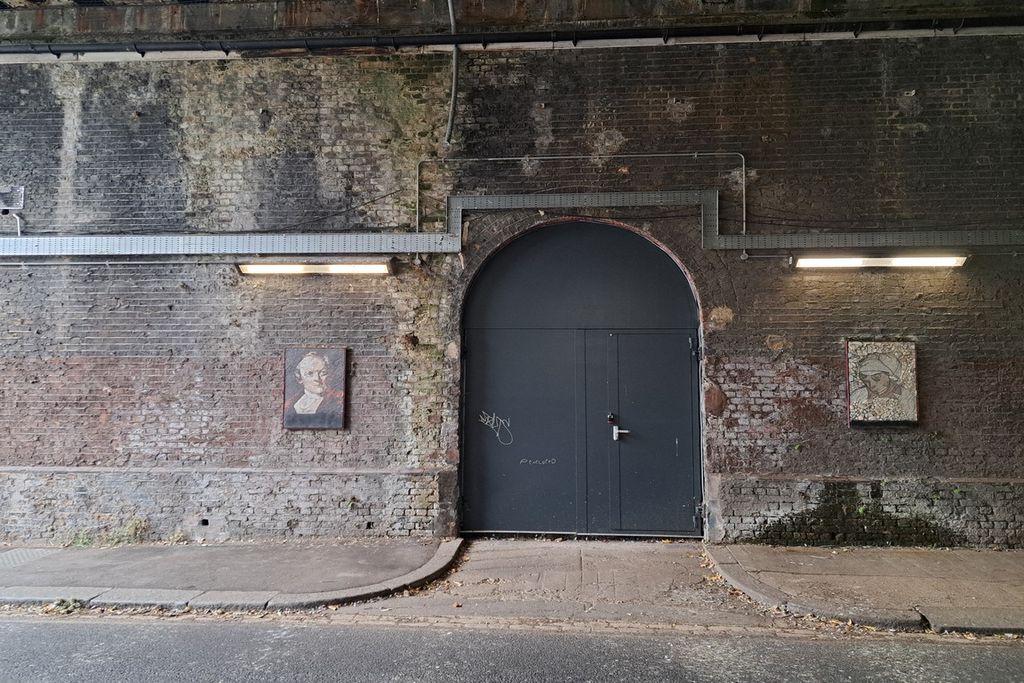 Property photo 1 of 2 The Front Of An Arch.