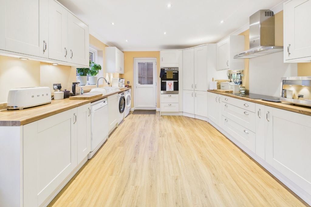 Property photo 3 of 23 Kitchen