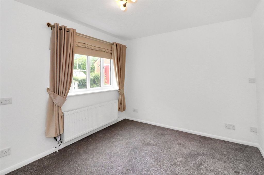 1 bed flat for saleSwallows Oak, Abbots Langley WD5 photo 5