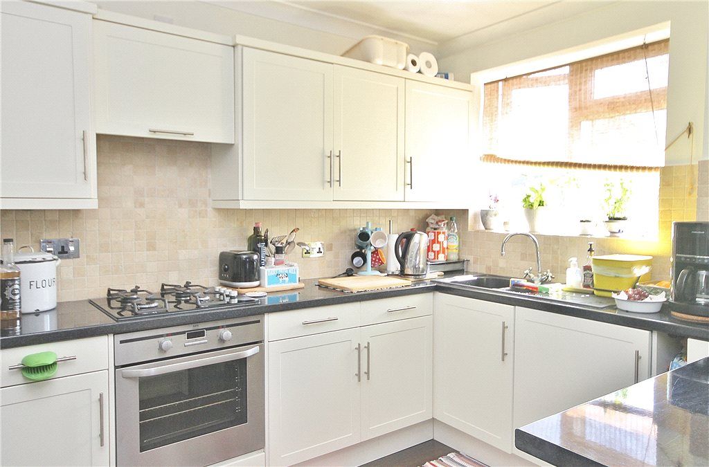 Property photo 3 of 11 Kitchen