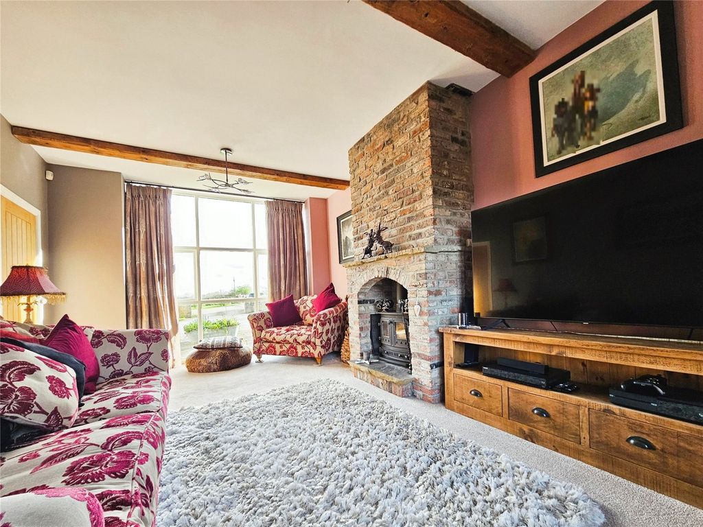 Property photo 2 of 35 Lounge