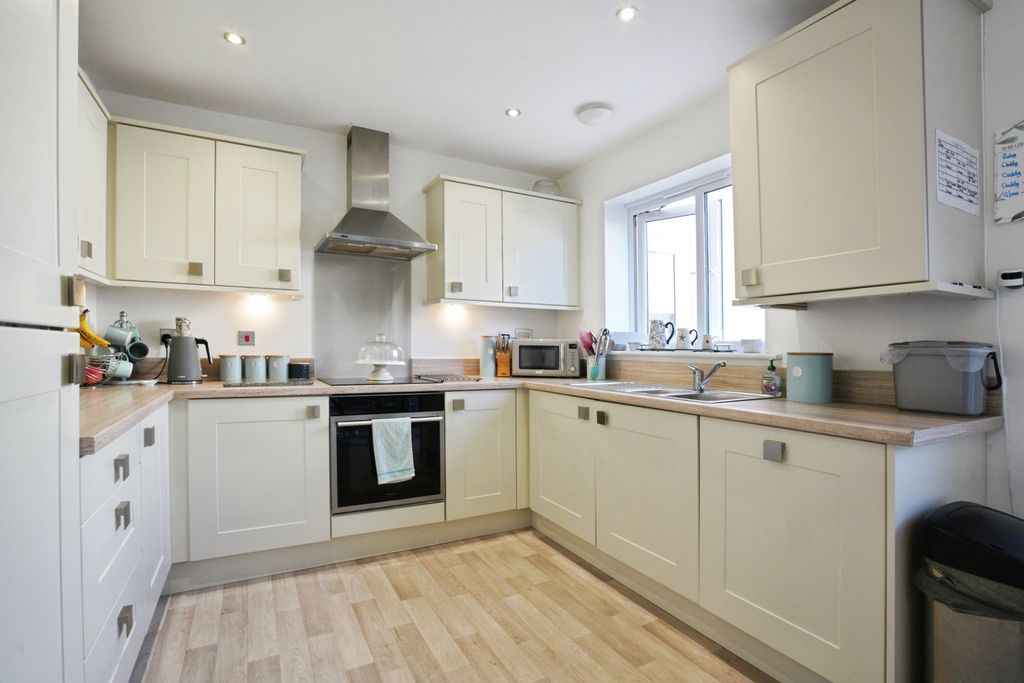Property photo 3 of 19 Kitchen