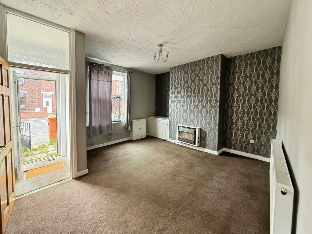 Property photo 2 of 13 d330d92d-E-49B3-Ae0A-4278D81Dde85-8395-00000213069