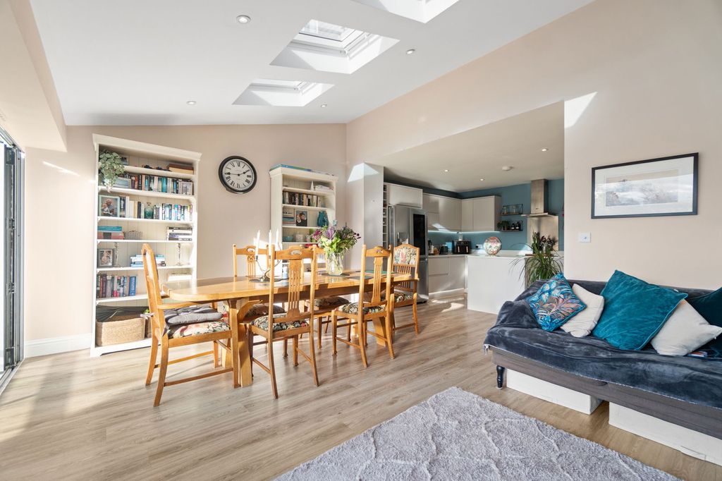 Property photo 2 of 25