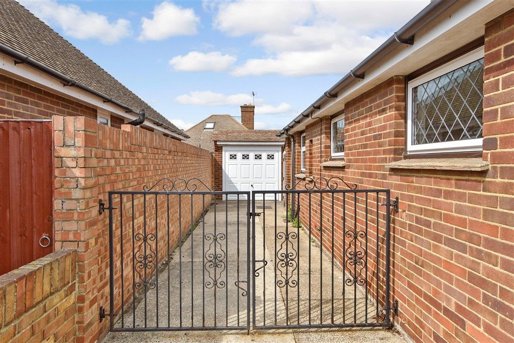 Property photo 1 of 15 Driveway/Parking