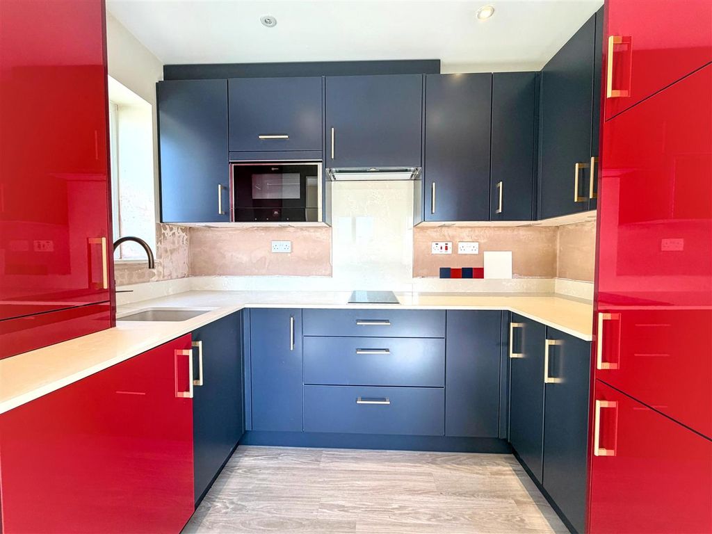 Property photo 3 of 19 Fitted Kitchen