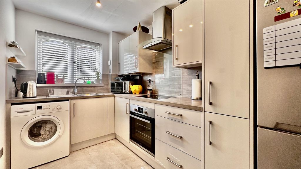 Property photo 2 of 7 Kitchen