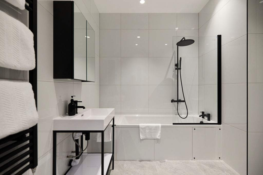 Property photo 3 of 10 Bathroom.Jpg