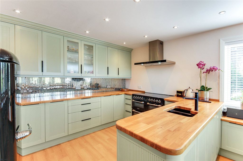 Property photo 3 of 19 Kitchen