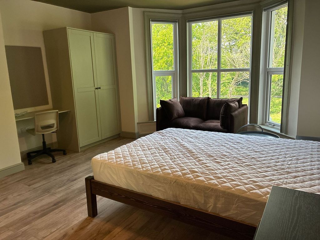 Property photo 1 of 6 Spacious Bright Bedroom With Bay Window Views...