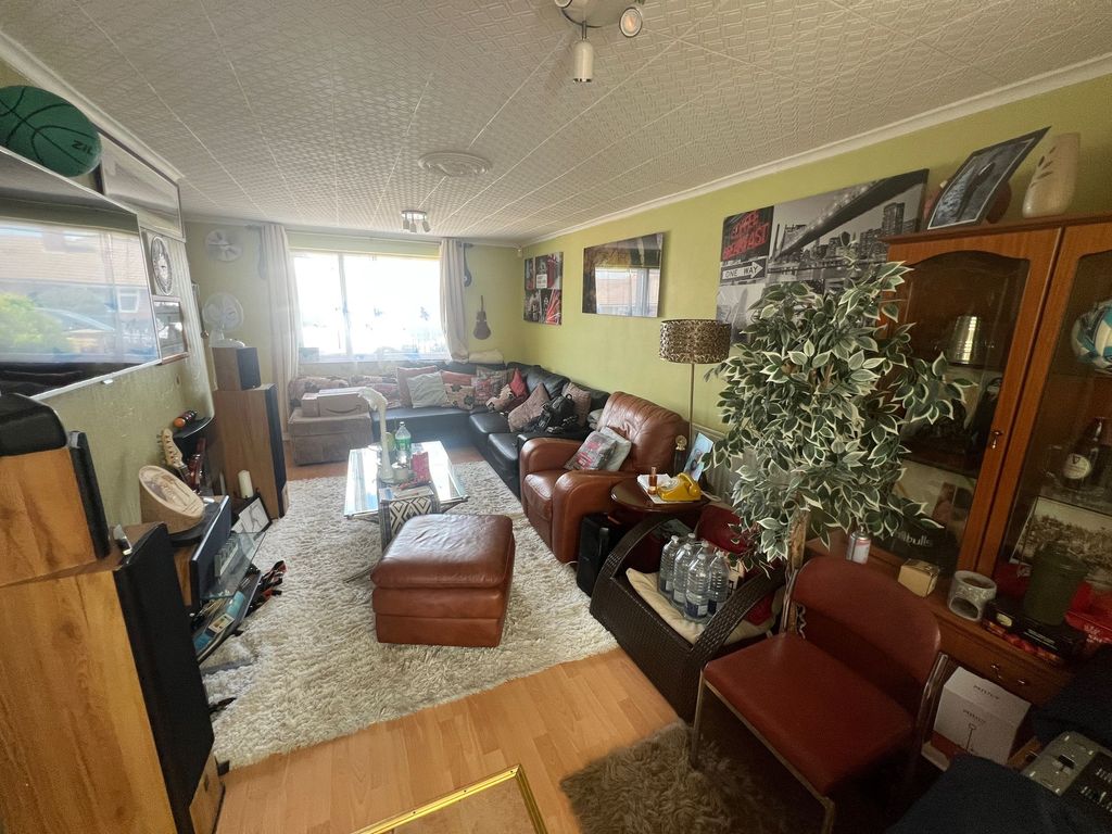 Property photo 2 of 11 Lounge
