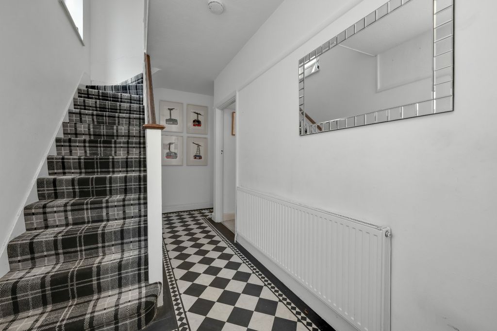 Property photo 2 of 18 Entrance Hall