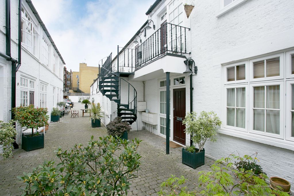 Property photo 3 of 10 External