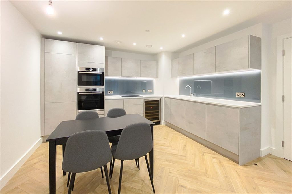 Property photo 3 of 17 (Main)