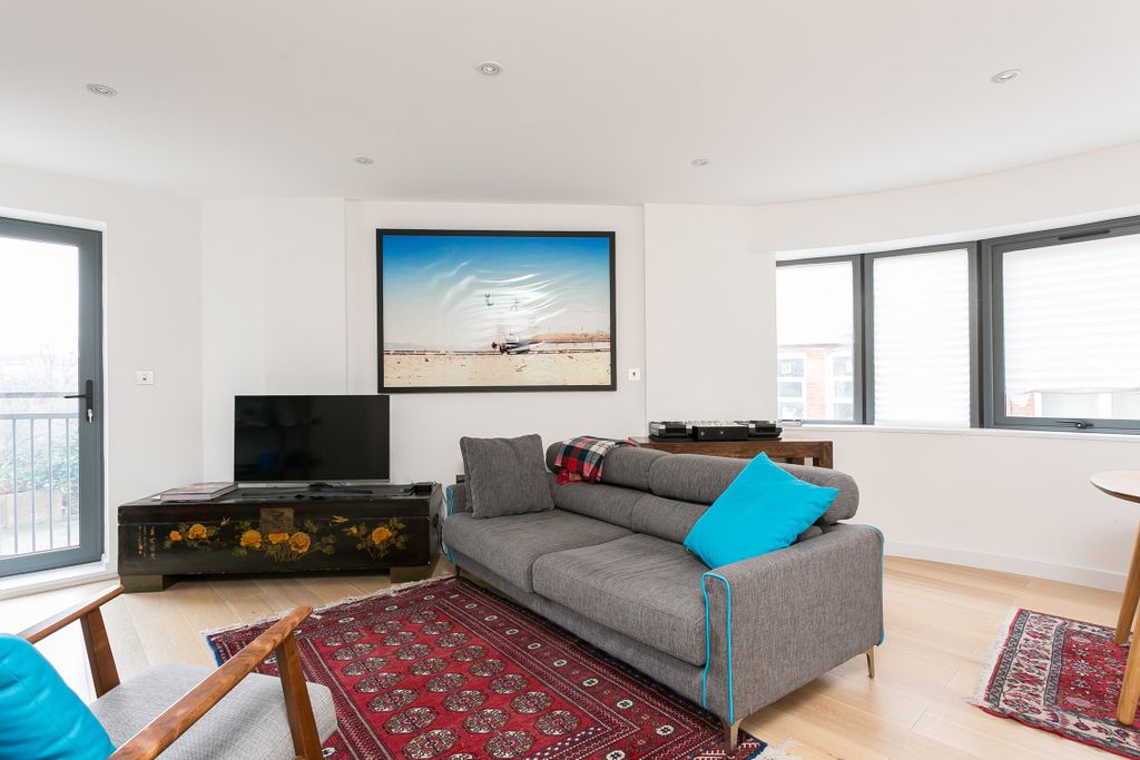 Property photo 3 of 11 1902201815_Ptbg_Flat