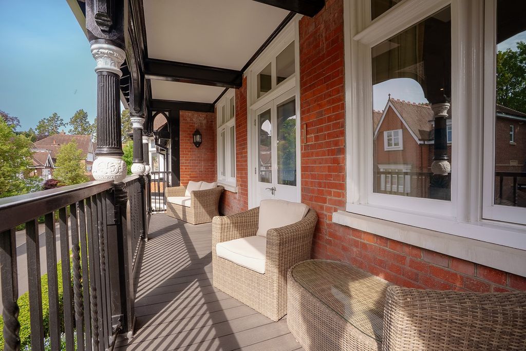 Additional image 5 of 3 bed flat for saleQueen Elizabeth Crescent, Beaconsfield, Buckinghamshire HP9