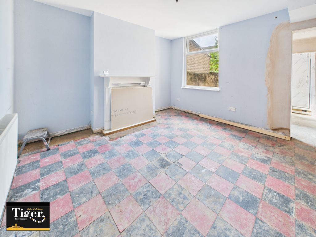 Property photo 3 of 12 Cam01931G0-Pr0379-Still002