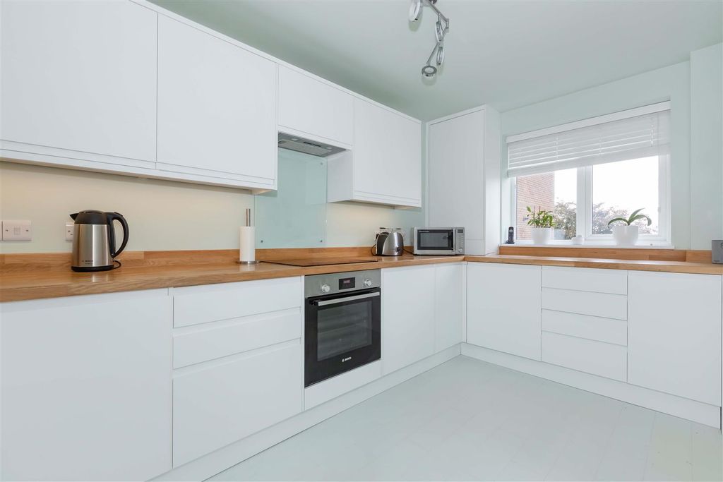 Property photo 3 of 14 Balmoral Court_6.Jpg