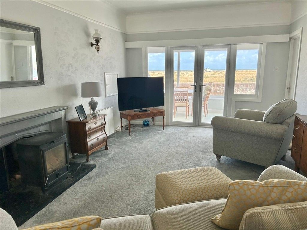 Property photo 3 of 18 Lounge.